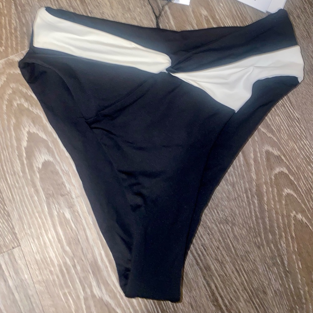l*space Black and White Colorblock Bikini Set -TAGS REMOVED - Picture 2 of 4